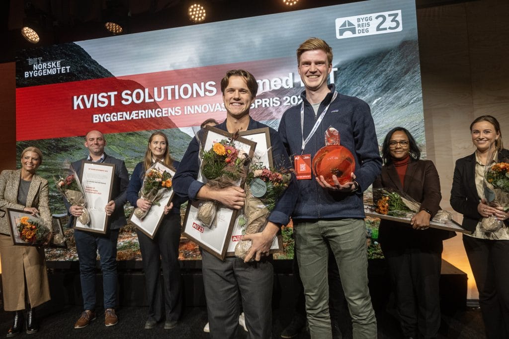 Stolte vinnere av Byggenæringens Innovasjonspris 2023. Fra venstre: Fabian Utigard, CEO og Co-founder, Mathias Engevik, COO og Co-founder