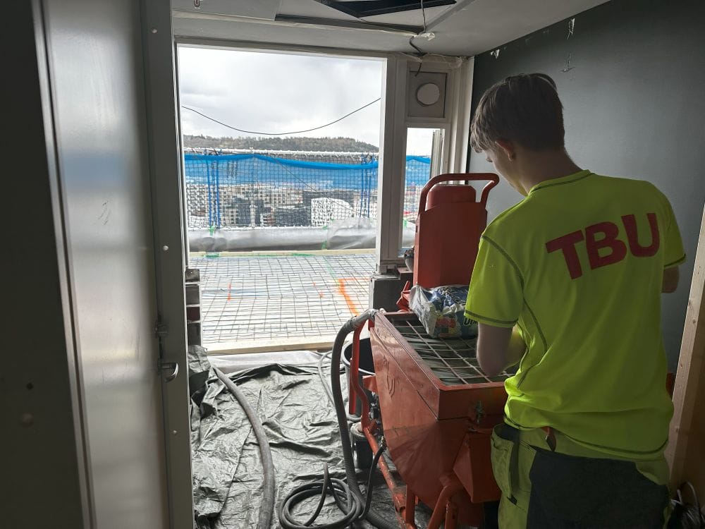 Radisson Blu Plaza, Skybar: Avretting i 34. etasje rett utenfor Skybar – stillegående og støvfritt arbeid uten at gjestene merket det.