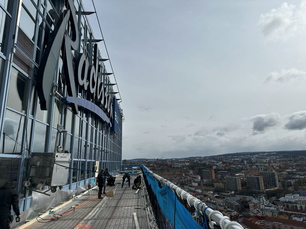 Radisson Blu Plaza, Skybar: Avretting i 34. etasje rett utenfor Skybar – stillegående og støvfritt arbeid uten at gjestene merket det.