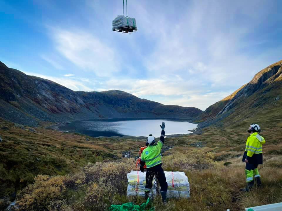 Statkraft, Høyanger: Pumpe 77 meter inn i en vanntunnel med helikoptertransportert utstyr.