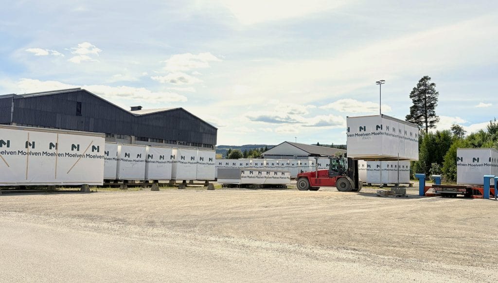 Hver uke forlater drøyt 70 moduler fabrikken hos Moelven Byggmodul. Snart blir det enda flere. Foto: Moelven